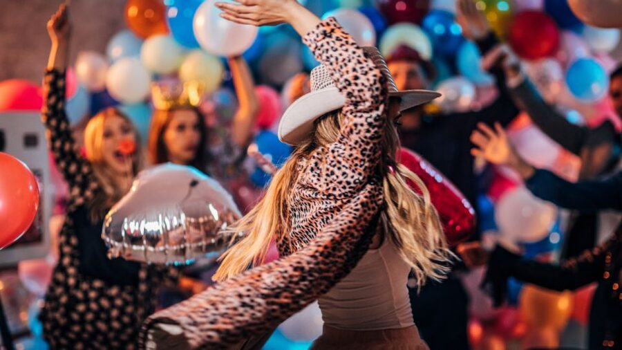 Las Vegas: Country Bar Crawl by Party Bus w/ Mixed Drinks - Who will enjoy this most
