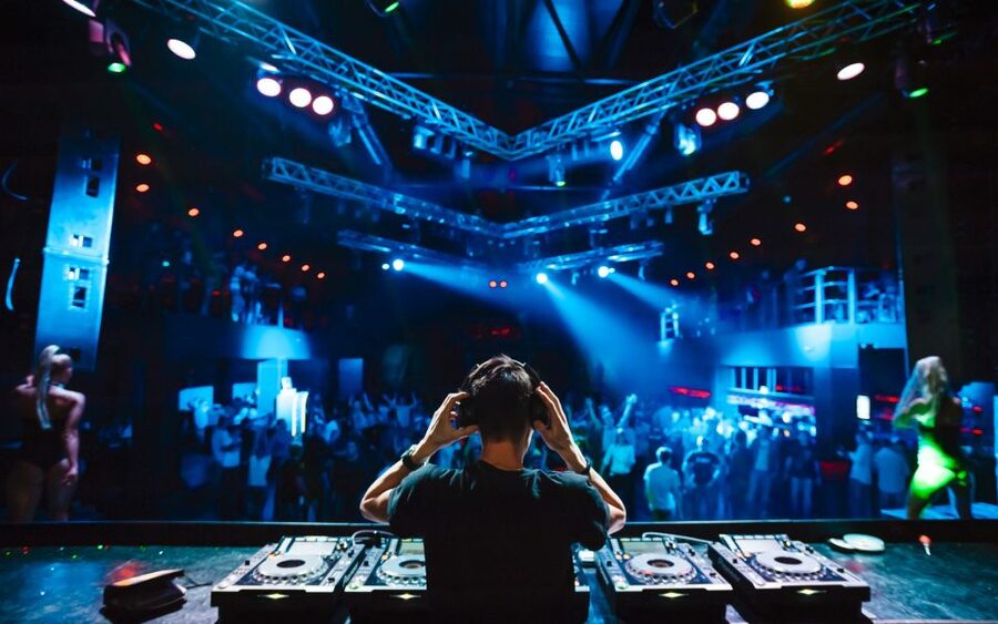 Las Vegas: Party Bus Nightclub Crawl - Meeting the host and getting through the first door