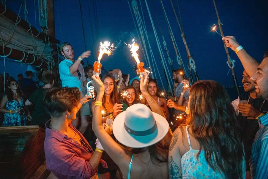 Lisbon: Sunset Boat Party with Live DJ and Night Club Entry - Finding the Principe Perfeito at the meeting point