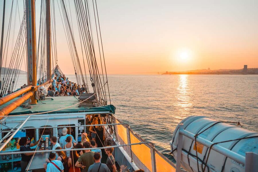 Lisbon: Sunset Boat Party with Live DJ and Night Club Entry - Christ the King and the wide south-bank view