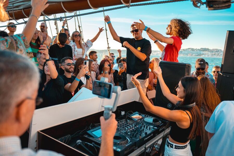Lisbon: Sunset Boat Party with Live DJ and Night Club Entry - What the two included drinks really add