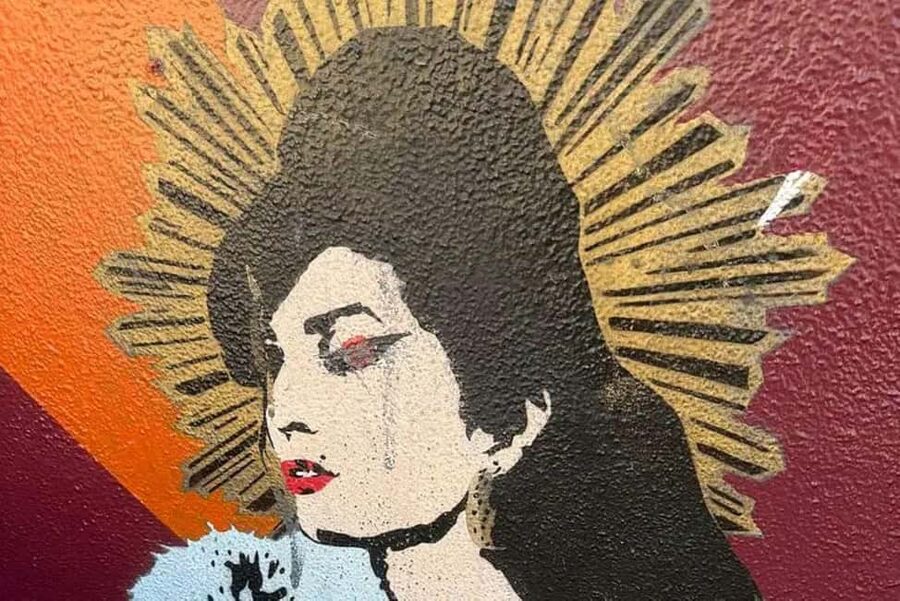 London: Amy Winehouse Bar Tour with Drinks and Snacks - Three pubs, three beers, and a different side of Camden