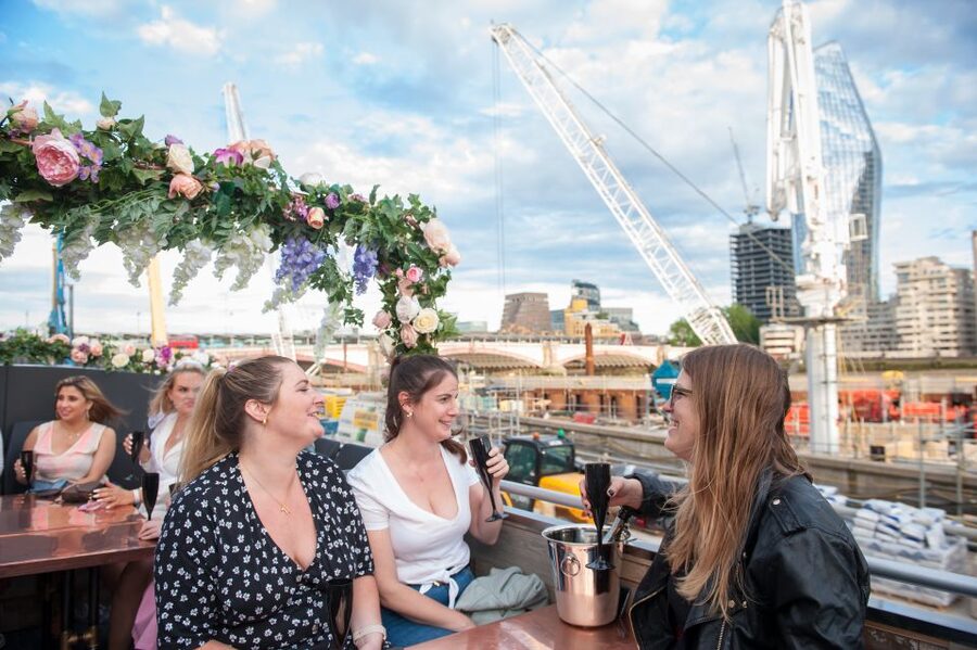 London: Bar Bus Tour by Tootbus - Drinks, music, and the social side