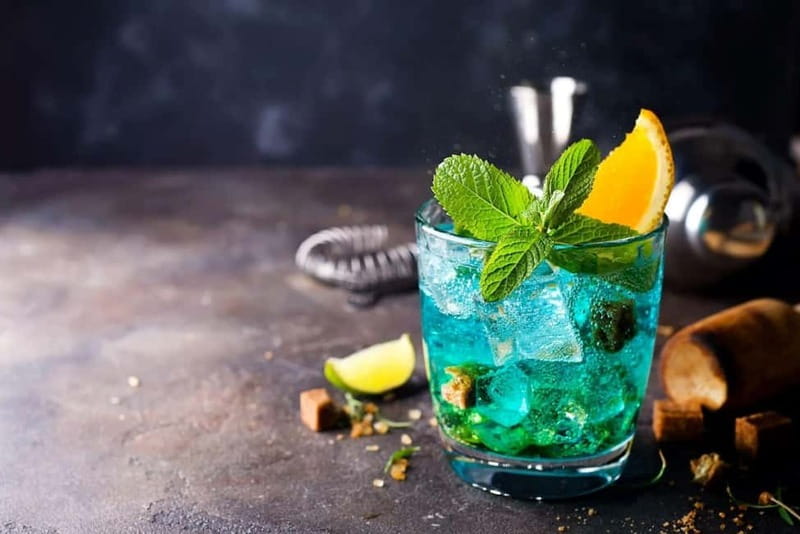 London Bar Meetup: Entry, Safe Original Drink & Transfer - London Bar is your first stop in Alanya