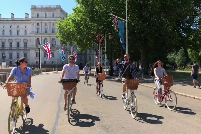 London Bike Tour: Landmarks, Secret Gems, Pub Stop & Street Art - The bikes, safety, and riding conditions