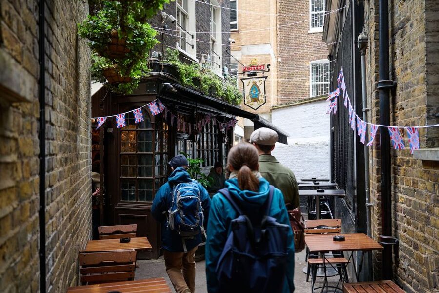 London: Historic Pubs, British Ales & Classic Dishes - Ye Olde Mitre and the first taste of London ale