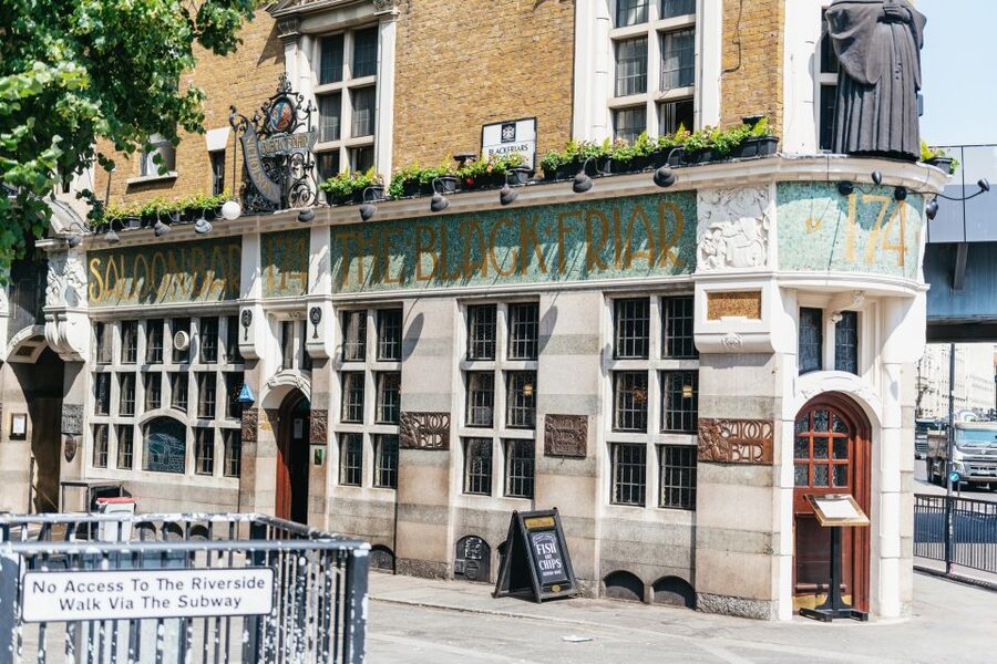 London: Historic Pubs of Central London Walking Tour - Old lanes, backstreets, and London stories