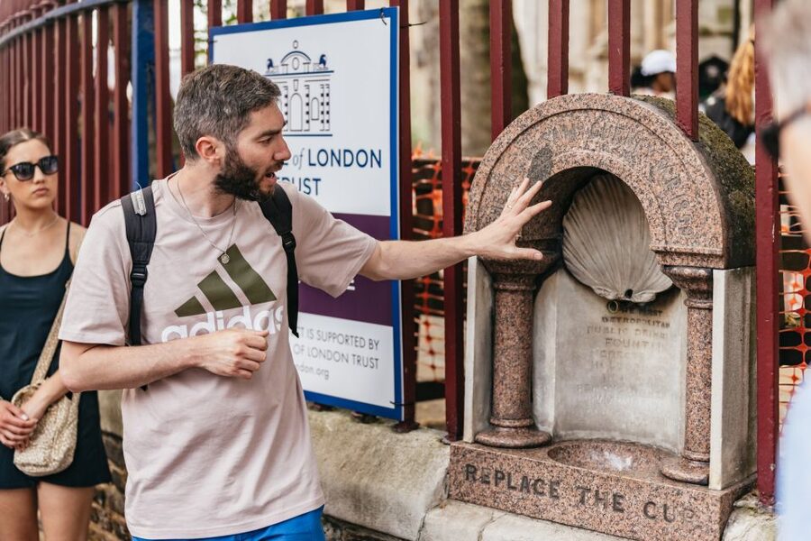 London: Historic Pubs of Central London Walking Tour - Inside the Victorian gin palace