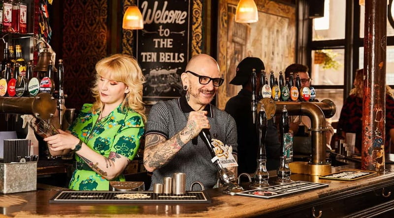 London: Jack the Ripper Tour with Historic Pub Stops - What the guides add to the experience