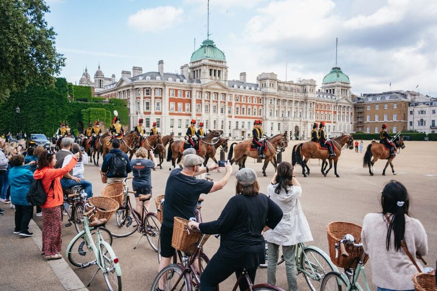 London: Landmarks & Secrets Bike Tour with Pub & Street Art - Why a bicycle is a smart way to see central London