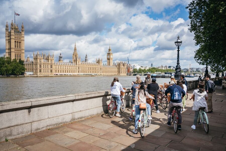 London: Landmarks & Secrets Bike Tour with Pub & Street Art - St James’s Park and Buckingham Palace