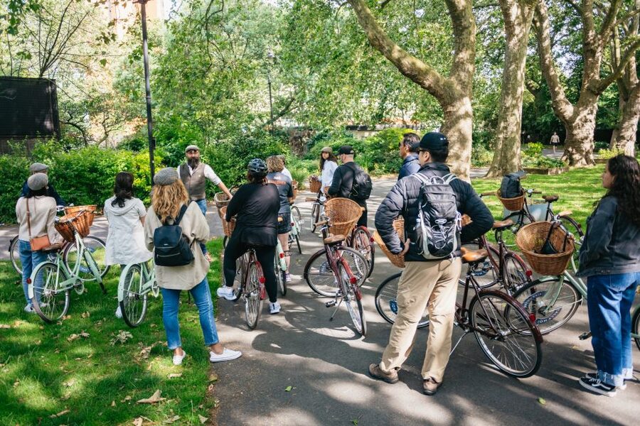 London: Landmarks & Secrets Bike Tour with Pub & Street Art - Starting at Lambeth and crossing toward Westminster