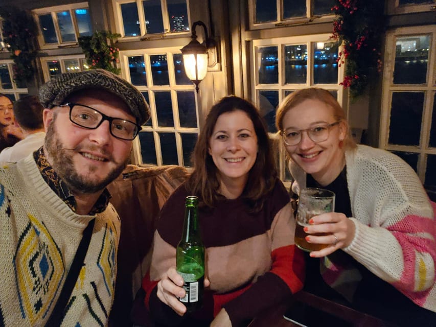 London: Pilgrims and Pirates Historical Pub Tour - The first pub, an introduction to dockland life