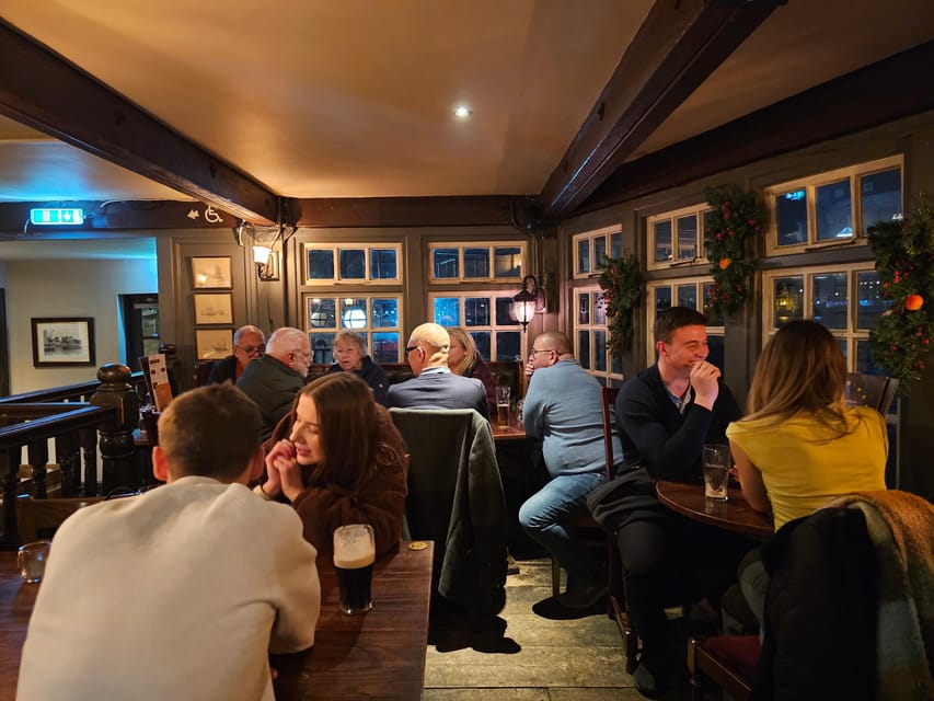 London: Pilgrims and Pirates Historical Pub Tour - Guide style and group size