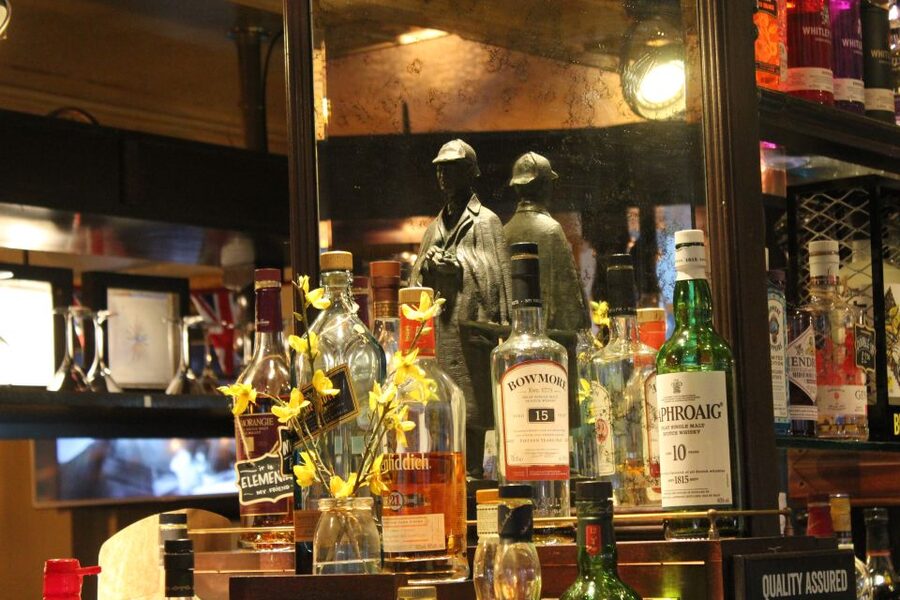 London: Private Pub Tour - Meeting the Sherlock Holmes Pub
