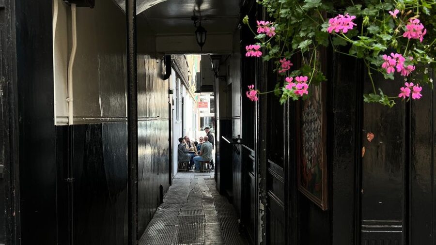 London: Royal Historic Pubs Walking Tour - Starting at Piccadilly Circus, then leaving the crowds behind