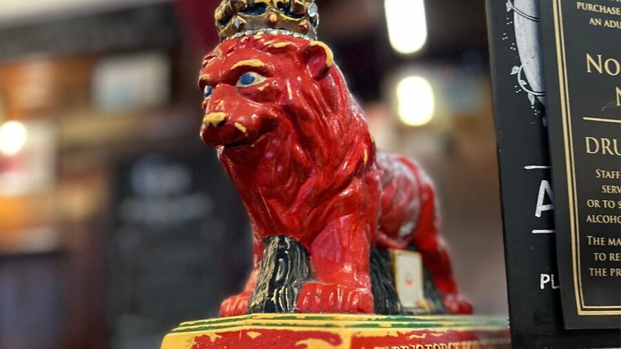 London: Royal Historic Pubs Walking Tour - The guides set the mood