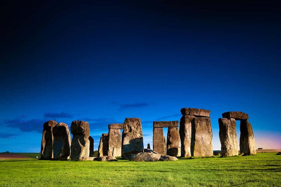 London: Windsor, Stonehenge & Bath with 14th-Century Pub - Four famous stops in one long English day