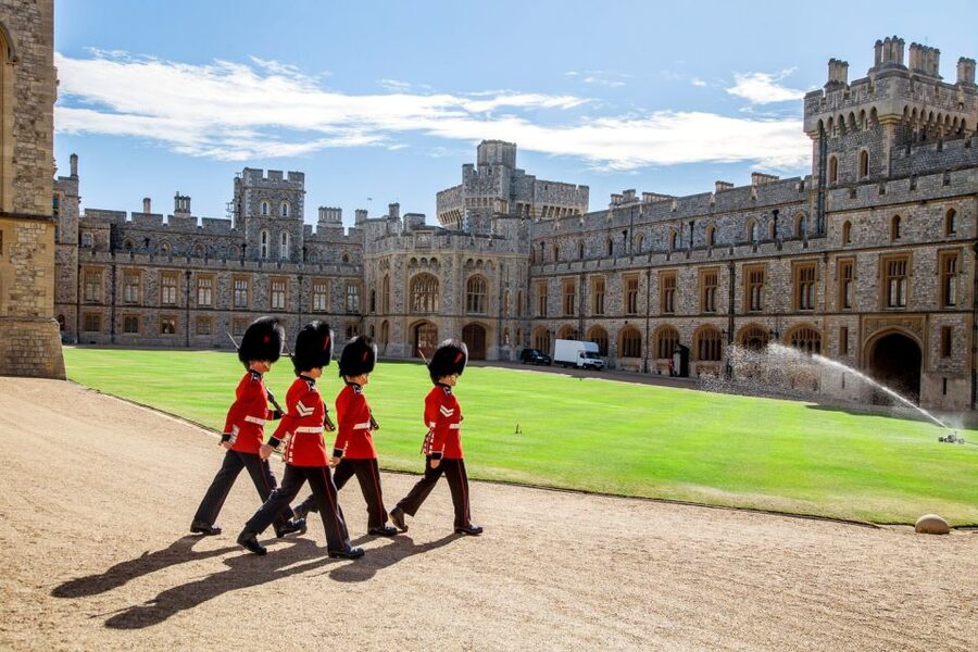 London: Windsor, Stonehenge & Bath with 14th-Century Pub - Windsor Castle and the royal opening act