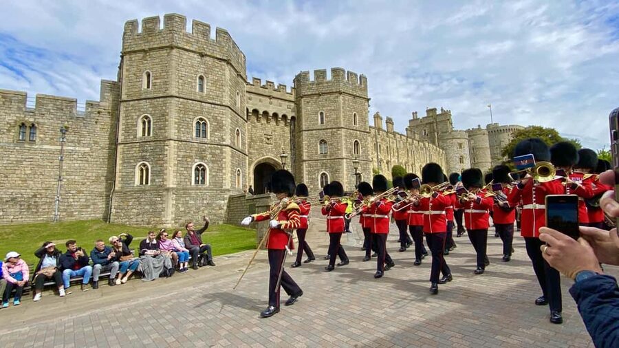 London: Windsor, Stonehenge & Bath with 14th-Century Pub - Lacock and lunch at the George Inn
