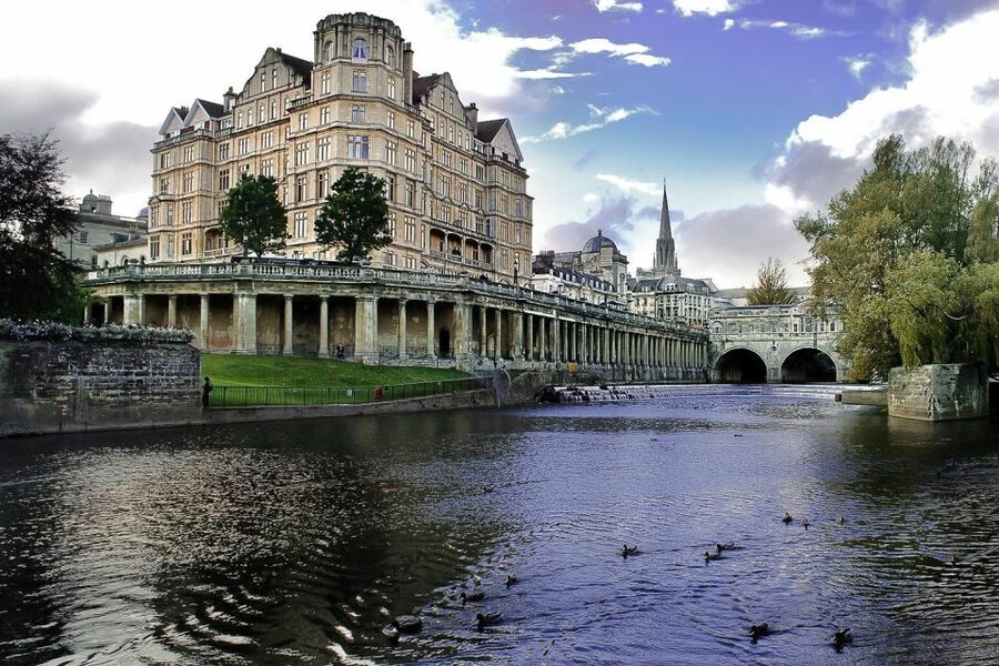 London: Windsor, Stonehenge & Bath with 14th-Century Pub - Who gets the best value from this tour