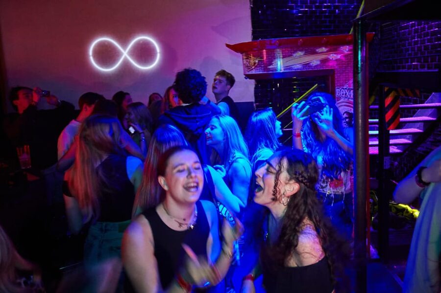 Lyon: Riviera Bar Crawl Party with Free Shots and Vip Entry - My take on the social value