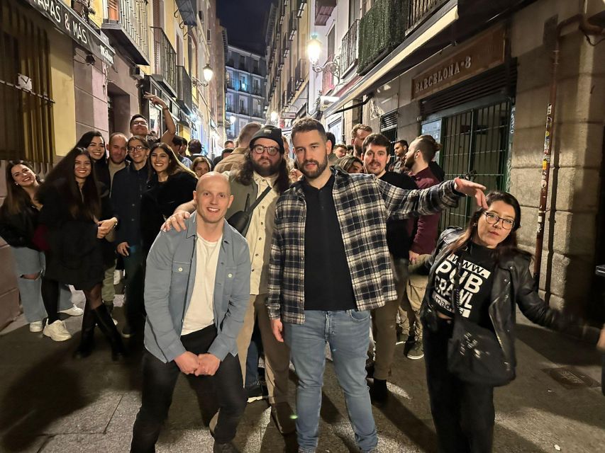 Madrid: Guided Pub Crawl Madrid Experience and Club Entry - Hood Dogs by Planet Club