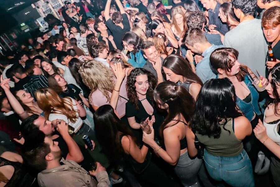 Madrid: Top Pub Crawl with Drinks and Free Nightclub Entry - Key points at a glance