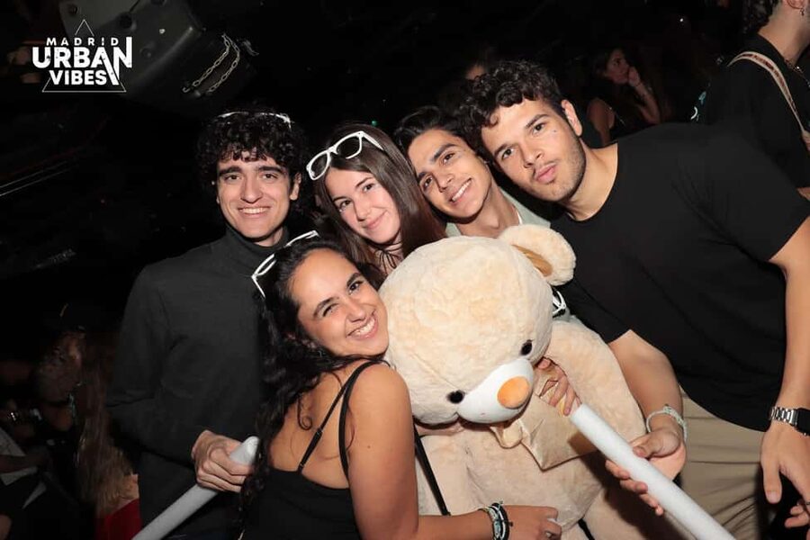Madrid: Top Pub Crawl with Drinks and Free Nightclub Entry - Starting near the bear statue in Puerta del Sol