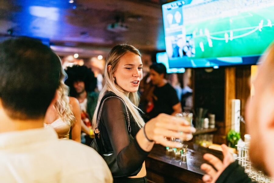 Malaga: Pubs and Clubs Crawl - Stop one: a local bar for the first drink