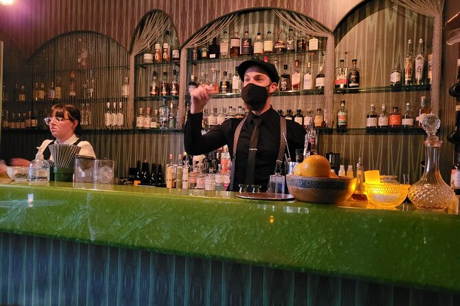 Melbourne: Hidden Bar and Cocktail Tour - Between the bars: Melbourne stories on foot