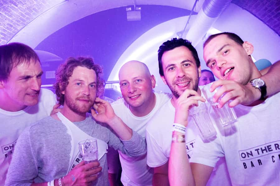 Melbourne: Weekly Bar Crawl: 5 Free shots, Club Entry - The guides can make or break the evening
