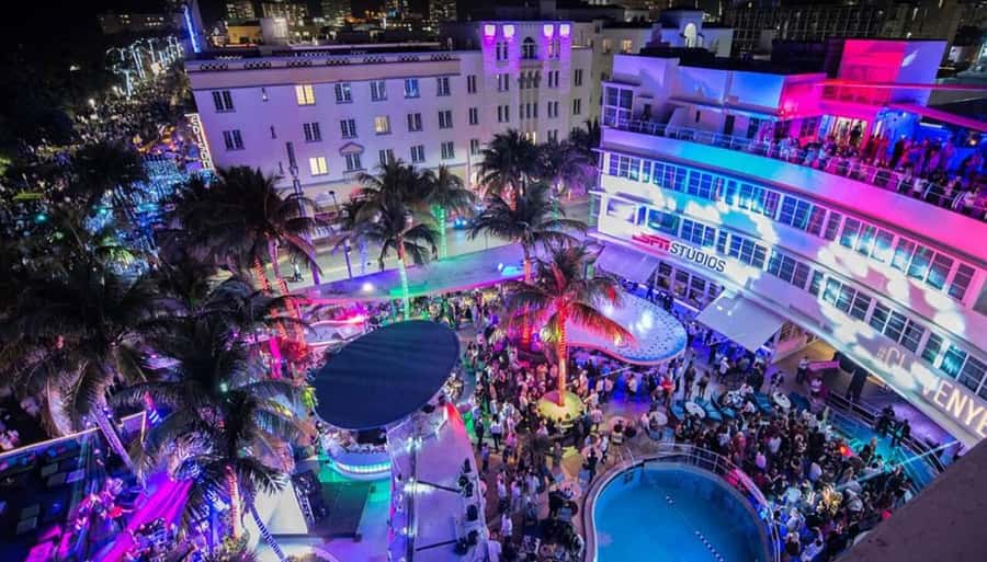 Miami Pub Crawl + Clubbing Experience - Four Stops, One Night, and a Walk Through South Beach