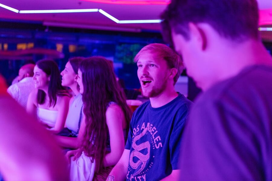 Munich: Bar and Club Crawl - Dress carefully for Munich club doors