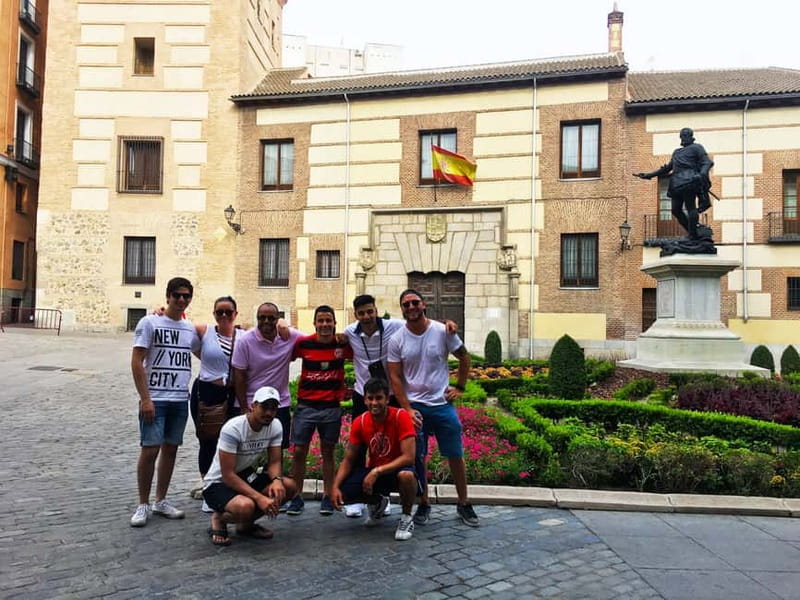 Mysteries & Tapas Tour in Madrid + Pub Crawl - Madrid’s lovers, criminals, and kings