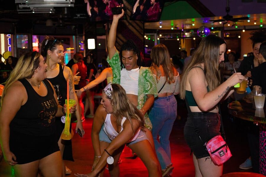 Nashville Bar Crawl: Guided Pub Crawl with Drinks Discounts - From honky tonks to rooftops