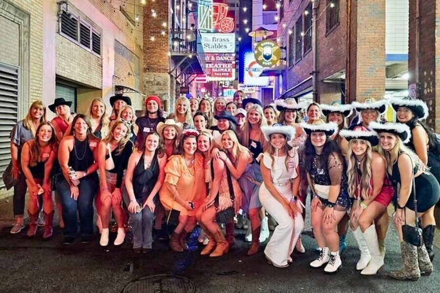 Nashville: Exclusive Entry and Special Offers VIP Bar Crawl - How this compares with exploring Broadway alone