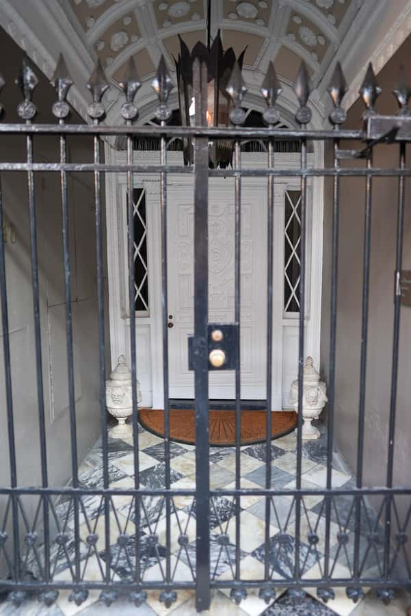 New Orleans: True Crime Pub Crawl - Meeting your guide in the French Quarter