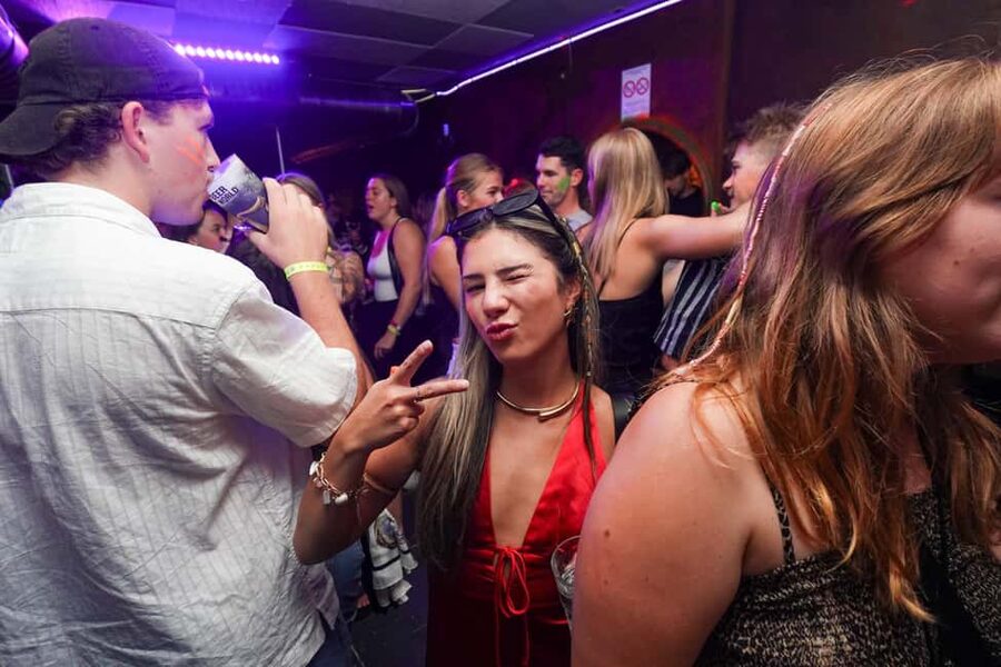 New Year’s Eve Party: Pub Crawl Nice with VIP Entry in Club - Reaching the midnight club