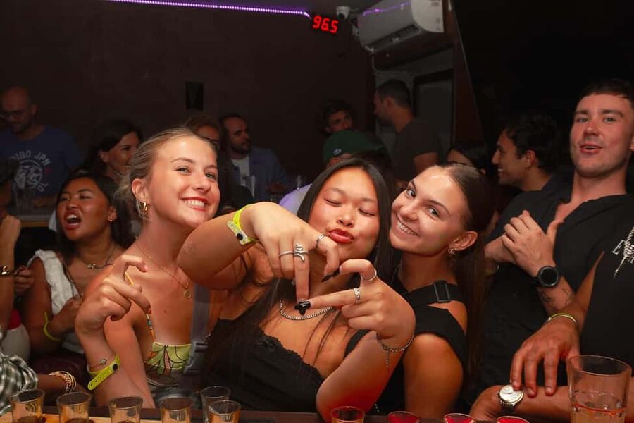 Nice: Orange Bar Crawl with 5 Free Shots & VIP Club Entry - The first bars: games before the dancing