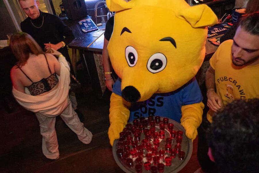 Nice: Orange Bar Crawl with 5 Free Shots & VIP Club Entry - Meeting people if you arrive alone or as a couple