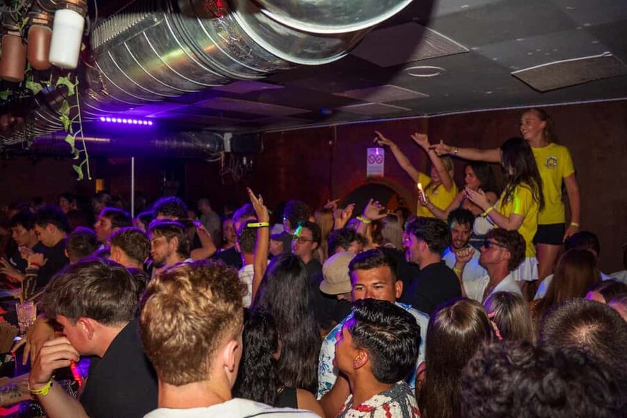 Nice : Yellow Pub Crawl - Social Bars, Games & Meet People - Reaching the nightclub with VIP entry