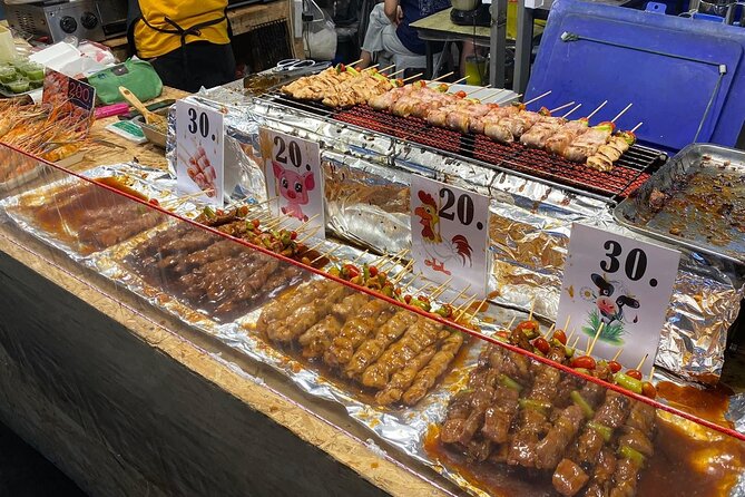 Night life in Bangkok - Jodd Fairs Train Night Market(Joint) - Eating at the stalls