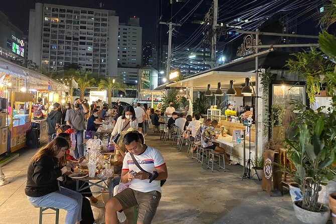 Night life in Bangkok - Jodd Fairs Train Night Market(Joint) - Walking the market with a local guide