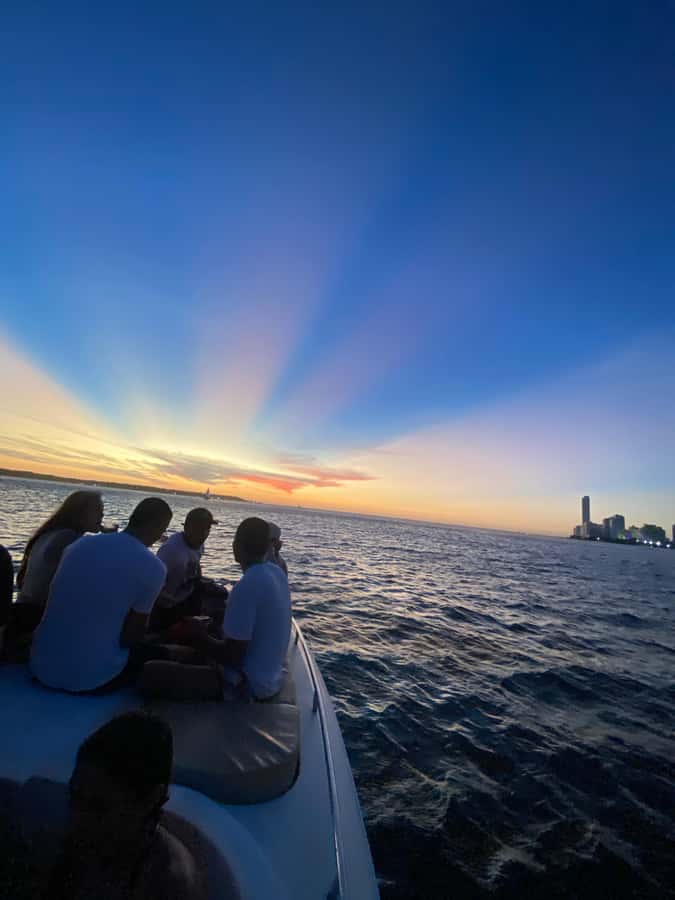 Nightlife: sunset boat party + tour of the old town - Dinner at 7:00 pm, with the bill separate