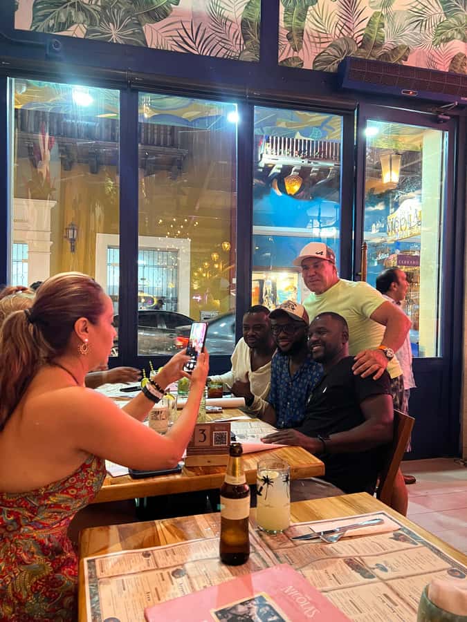 Nightlife: sunset boat party + tour of the old town - Getsemaní after dark