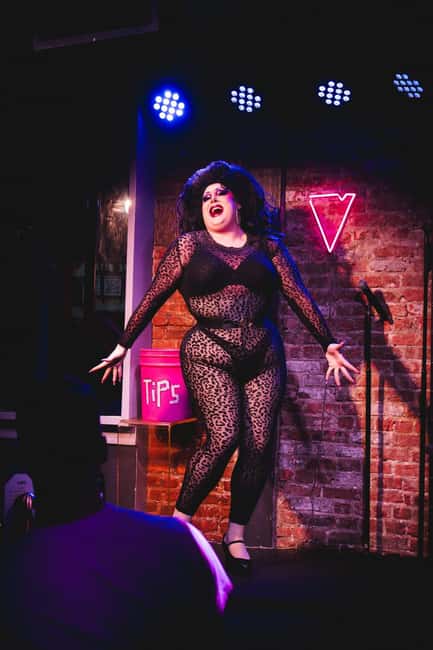 NYC: Fabulous Drag Night Out with a Drag Queen - The included drink and the first half hour