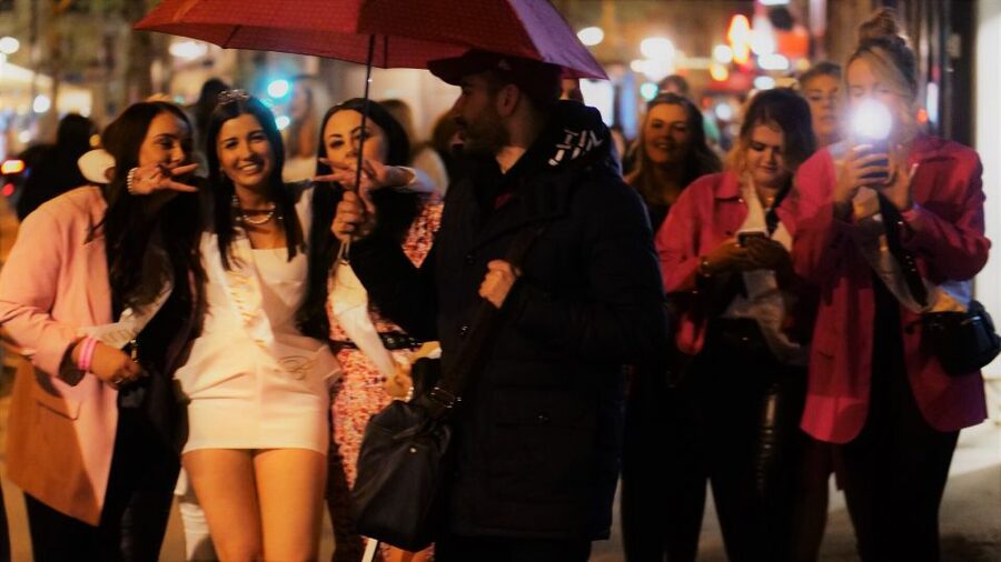 Paris: Latin Quarter Guided Pub Crawl to Bars and Clubs - Finishing at a nightclub with VIP entry