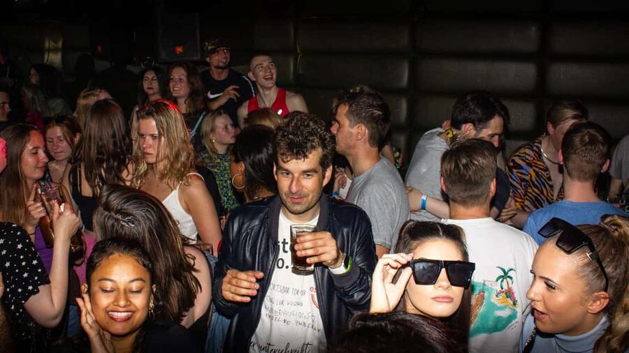 Paris: Pub Crawl with Shots and Nightclub Entry - Starting at McBrides Pub on Rue Saint Denis