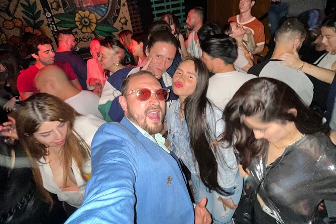 Party Crawl: 6 Nightclubs, DiscoTruck, AfterParty, 1h Openbar pub - A 9 p.m. start at HiPinto Social Experience